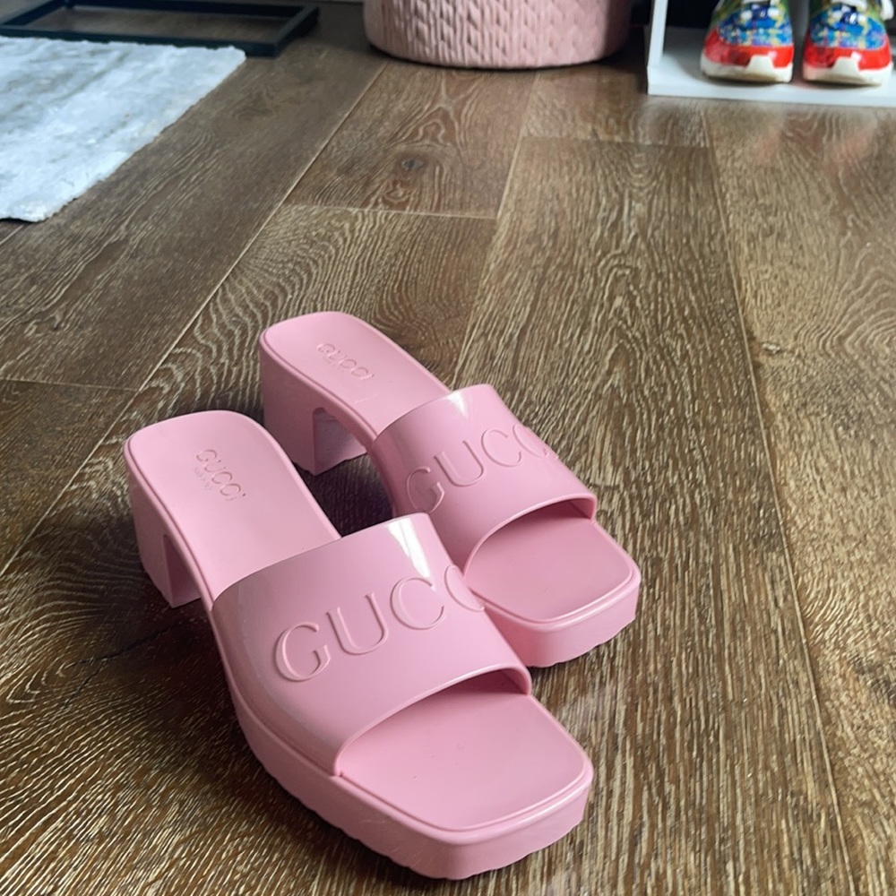 SOLD!!! 🎊Authentic Gucci PINK rubber sandals!